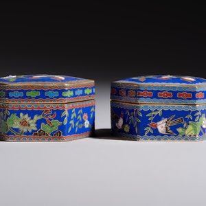 A group of eleven Chinese decorative objects, including bronze, cloisonné, wood, and silk, 20th C. — photo 14