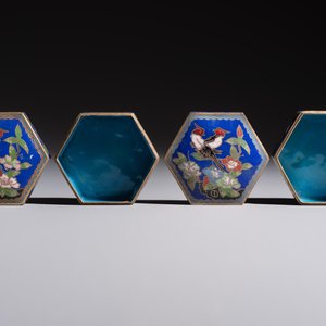 A group of eleven Chinese decorative objects, including bronze, cloisonné, wood, and silk, 20th C. — photo 15