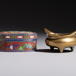 A group of eleven Chinese decorative objects, including bronze, cloisonné, wood, and silk, 20th C. — photo 17