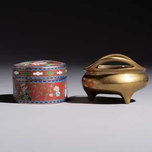 A group of eleven Chinese decorative objects, including bronze, cloisonné, wood, and silk, 20th C. — photo 18