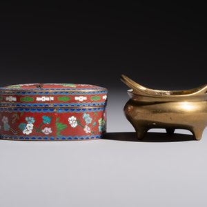 A group of eleven Chinese decorative objects, including bronze, cloisonné, wood, and silk, 20th C. — photo 19