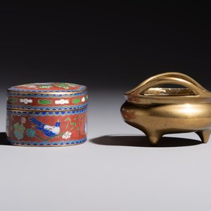 A group of eleven Chinese decorative objects, including bronze, cloisonné, wood, and silk, 20th C. — photo 20