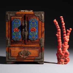 A group of eleven Chinese decorative objects, including bronze, cloisonné, wood, and silk, 20th C. — photo 2