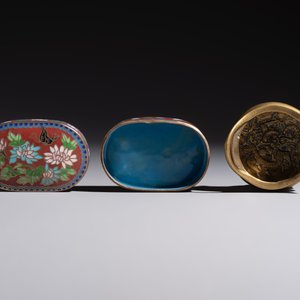 A group of eleven Chinese decorative objects, including bronze, cloisonné, wood, and silk, 20th C. — photo 21