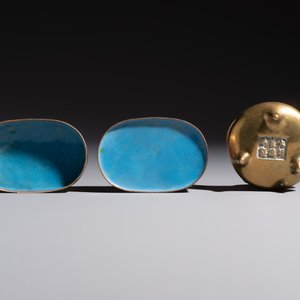 A group of eleven Chinese decorative objects, including bronze, cloisonné, wood, and silk, 20th C. — photo 22