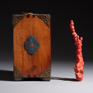 A group of eleven Chinese decorative objects, including bronze, cloisonné, wood, and silk, 20th C. — photo 3
