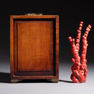 A group of eleven Chinese decorative objects, including bronze, cloisonné, wood, and silk, 20th C. — photo 4