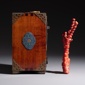 A group of eleven Chinese decorative objects, including bronze, cloisonné, wood, and silk, 20th C. — photo 5