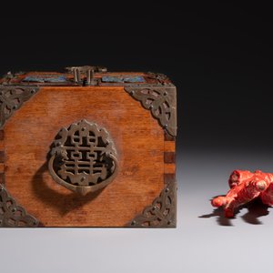 A group of eleven Chinese decorative objects, including bronze, cloisonné, wood, and silk, 20th C. — photo 6