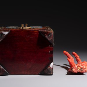 A group of eleven Chinese decorative objects, including bronze, cloisonné, wood, and silk, 20th C. — photo 7
