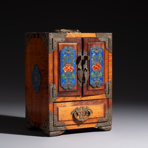 A group of eleven Chinese decorative objects, including bronze, cloisonné, wood, and silk, 20th C. — photo 8