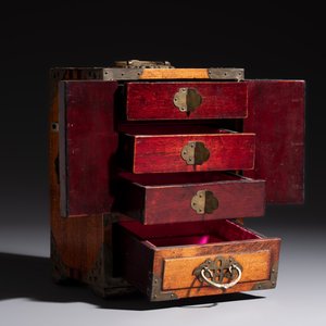 A group of eleven Chinese decorative objects, including bronze, cloisonné, wood, and silk, 20th C. — photo 9