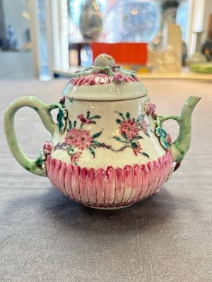 A group of five Chinese famille rose teapots and covers and three stands, Yongzheng/Qianlong — 照片 1