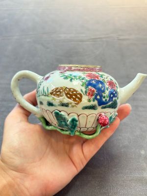 A group of five Chinese famille rose teapots and covers and three stands, Yongzheng/Qianlong — 照片 11