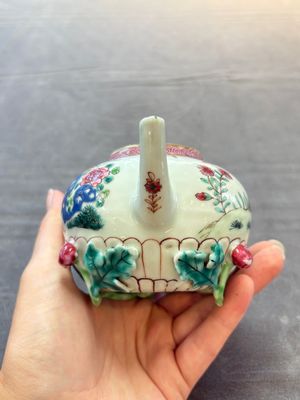 A group of five Chinese famille rose teapots and covers and three stands, Yongzheng/Qianlong — 照片 12