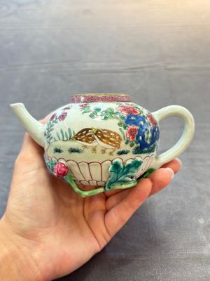 A group of five Chinese famille rose teapots and covers and three stands, Yongzheng/Qianlong — 照片 13