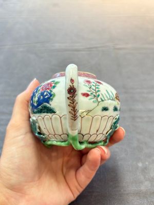 A group of five Chinese famille rose teapots and covers and three stands, Yongzheng/Qianlong — 照片 14