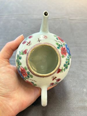 A group of five Chinese famille rose teapots and covers and three stands, Yongzheng/Qianlong — 照片 15