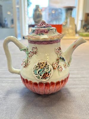 A group of five Chinese famille rose teapots and covers and three stands, Yongzheng/Qianlong — 照片 19