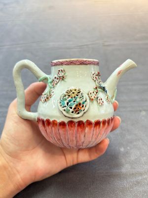 A group of five Chinese famille rose teapots and covers and three stands, Yongzheng/Qianlong — 照片 20