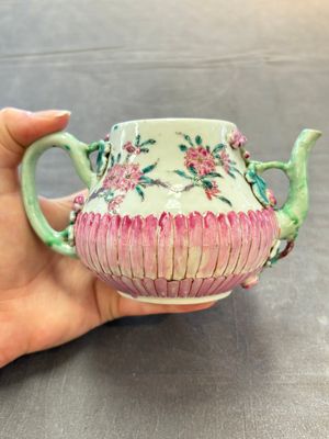 A group of five Chinese famille rose teapots and covers and three stands, Yongzheng/Qianlong — 照片 2