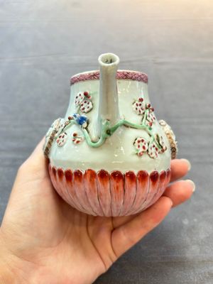 A group of five Chinese famille rose teapots and covers and three stands, Yongzheng/Qianlong — 照片 21