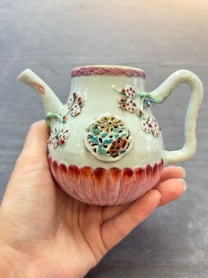 A group of five Chinese famille rose teapots and covers and three stands, Yongzheng/Qianlong — 照片 22