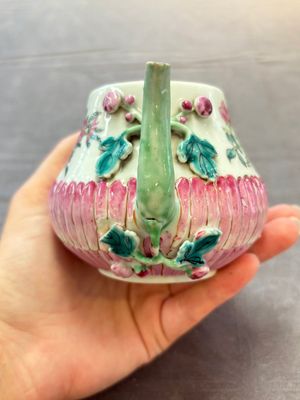 A group of five Chinese famille rose teapots and covers and three stands, Yongzheng/Qianlong — 照片 3