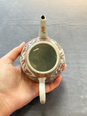 A group of five Chinese famille rose teapots and covers and three stands, Yongzheng/Qianlong — 照片 33