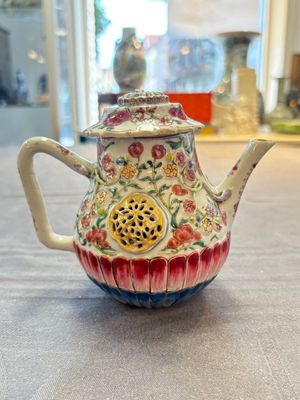 A group of five Chinese famille rose teapots and covers and three stands, Yongzheng/Qianlong — 照片 37