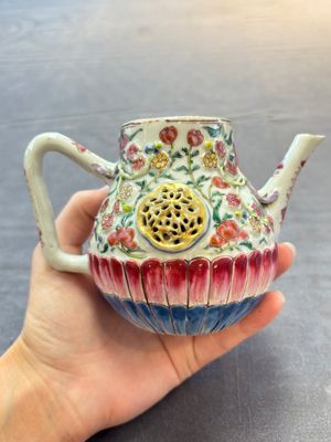 A group of five Chinese famille rose teapots and covers and three stands, Yongzheng/Qianlong — 照片 38
