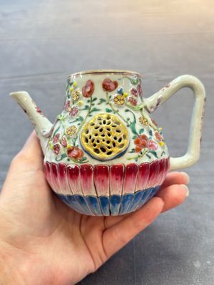 A group of five Chinese famille rose teapots and covers and three stands, Yongzheng/Qianlong — 照片 40