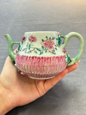 A group of five Chinese famille rose teapots and covers and three stands, Yongzheng/Qianlong — 照片 4