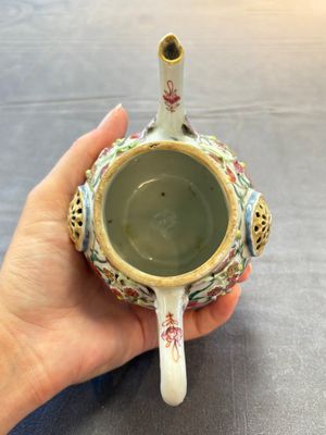 A group of five Chinese famille rose teapots and covers and three stands, Yongzheng/Qianlong — 照片 42