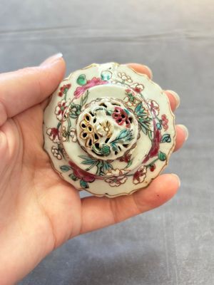 A group of five Chinese famille rose teapots and covers and three stands, Yongzheng/Qianlong — 照片 44