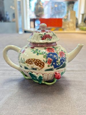 A group of five Chinese famille rose teapots and covers and three stands, Yongzheng/Qianlong — 照片 10