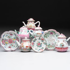 A group of five Chinese famille rose teapots and covers and three stands, Yongzheng/Qianlong — 照片 1