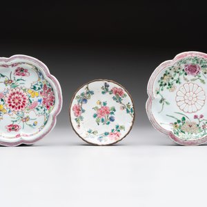 A group of five Chinese famille rose teapots and covers and three stands, Yongzheng/Qianlong — 照片 2