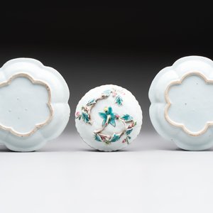 A group of five Chinese famille rose teapots and covers and three stands, Yongzheng/Qianlong — 照片 3