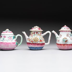A group of five Chinese famille rose teapots and covers and three stands, Yongzheng/Qianlong — 照片 4