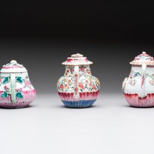 A group of five Chinese famille rose teapots and covers and three stands, Yongzheng/Qianlong — 照片 5