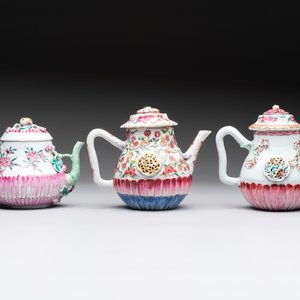 A group of five Chinese famille rose teapots and covers and three stands, Yongzheng/Qianlong — 照片 6