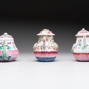 A group of five Chinese famille rose teapots and covers and three stands, Yongzheng/Qianlong — 照片 7