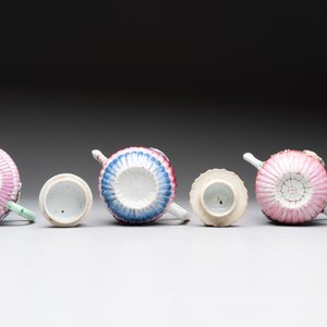 A group of five Chinese famille rose teapots and covers and three stands, Yongzheng/Qianlong — 照片 9