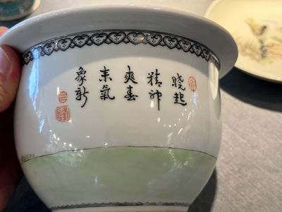 A group of five pieces Chinese famille rose porcelain, Qianlong and Hongxian mark, 19/20th C. — 照片 12