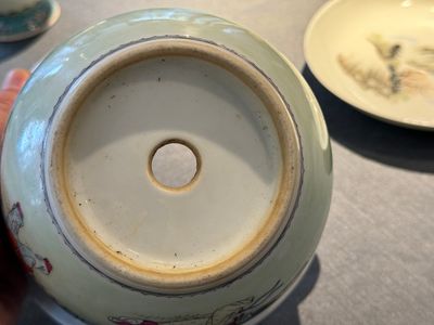 A group of five pieces Chinese famille rose porcelain, Qianlong and Hongxian mark, 19/20th C. — 照片 13