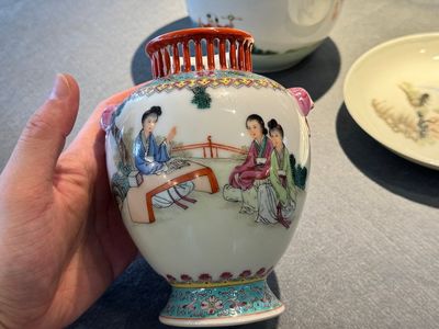 A group of five pieces Chinese famille rose porcelain, Qianlong and Hongxian mark, 19/20th C. — 照片 15