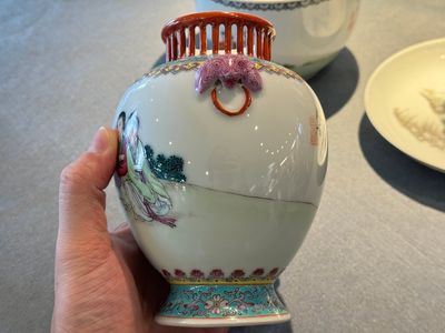 A group of five pieces Chinese famille rose porcelain, Qianlong and Hongxian mark, 19/20th C. — 照片 17