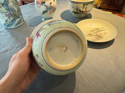 A group of five pieces Chinese famille rose porcelain, Qianlong and Hongxian mark, 19/20th C. — 照片 4