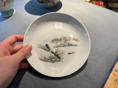 A group of five pieces Chinese famille rose porcelain, Qianlong and Hongxian mark, 19/20th C. — 照片 7